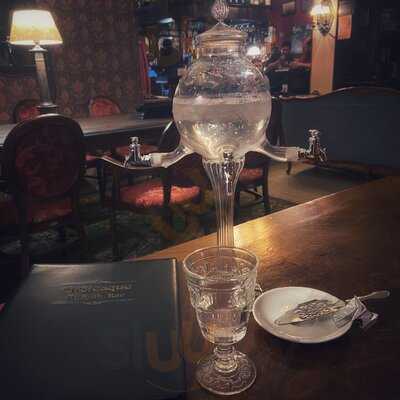 Grotesque Absinth-bar
