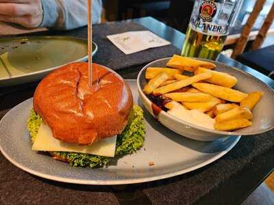 Hans Im GlÜck Burgergrill & Bar