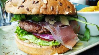 Hans Im GlÜck Burgergrill & Bar