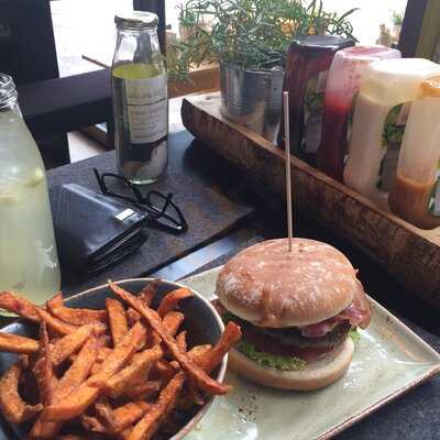 Hans Im GlÜck Burgergrill & Bar