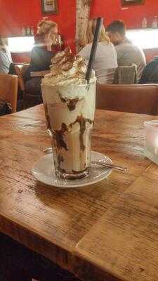 Pollyesther's Lounge