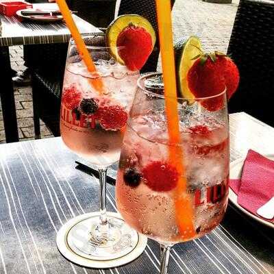 Pollyesther's Lounge