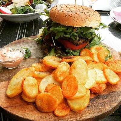 Pollyesther's Lounge