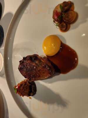 Maintower Restaurant And Lounge