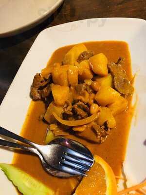 Lek's Thai Restaurant & Lounge