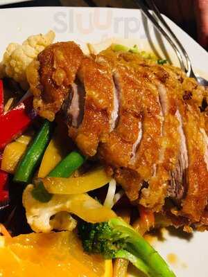 Lek's Thai Restaurant & Lounge