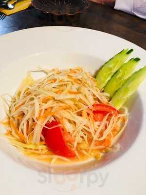 Lek's Thai Restaurant & Lounge