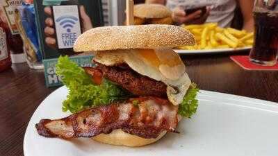 Herr Lehmann Burger & Cocktail