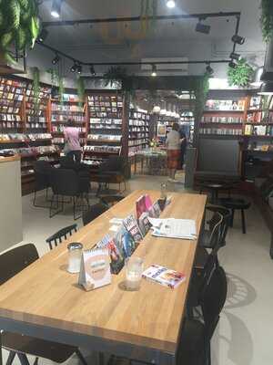 Salon In Der Buchhandlung Reuffel