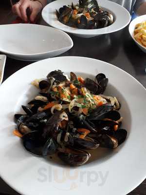 Luna Dinner & Lounge