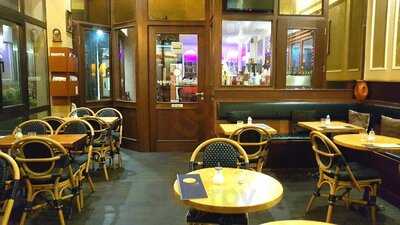 Cafe Bistro Petit Paris