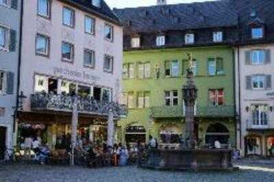 Eiscafe Lazzarin Am Munsterplatz