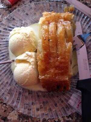 Eiscafe Lazzarin Am Munsterplatz