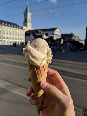 Eiscafé Cortina Am Marktplatz