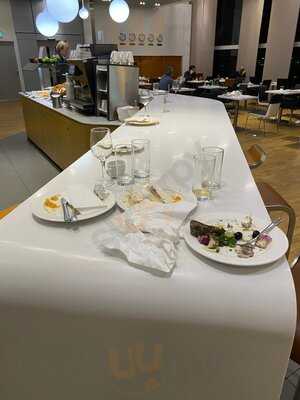 Lufthansa Senator And Business Lounge