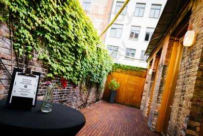 Rosenau - Lokalität Und Bühne