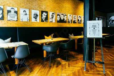 Rosenau - Lokalität Und Bühne