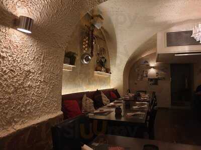 Kouzina Mezedes & Cocktail Bar