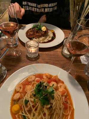 E Jona Bar & Restaurant