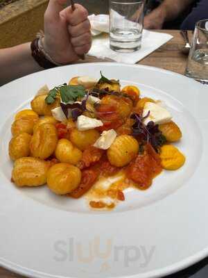 E Jona Bar & Restaurant