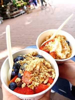 Yomaro Frozen Yogurt