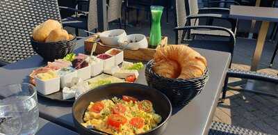 Seasons Cafe,restaurant & Bar