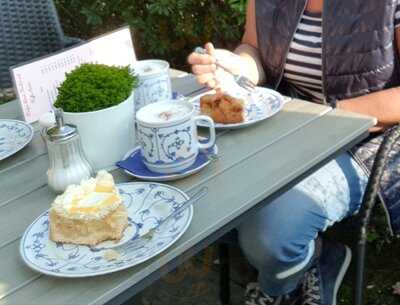 Nadjas Kleiner Kuchen- Und Kaffee-garten