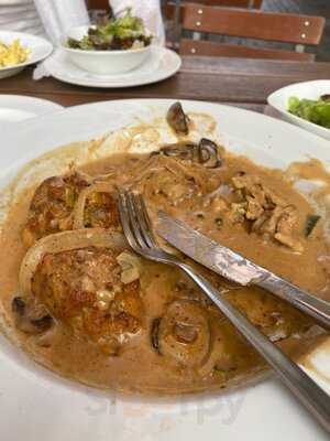 Henry's Restaurant & Bar