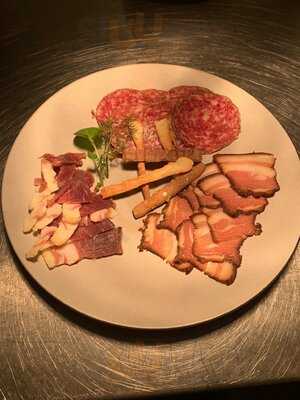 Finns Wine & Kitchen