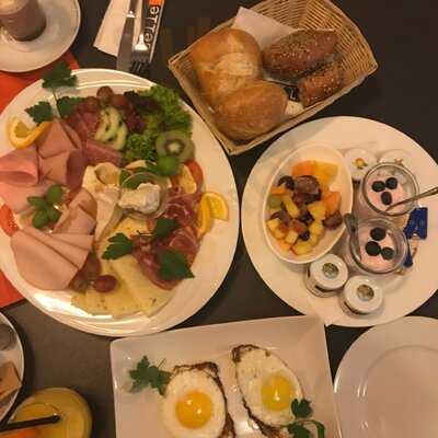 Zelle  Bar & Kitchen