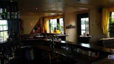 Mayas Café & Bistro