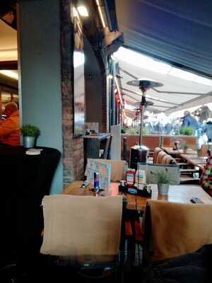 Manhattan Restaurant & Bar