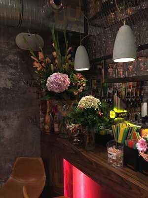 Manhattan Restaurant & Bar