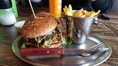 Bearsalad / Kumpir & Colins Hamburger