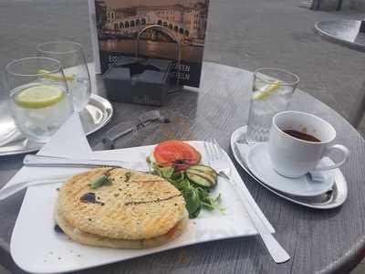 Eis Café Ra Luna, Das Stimmt Nicht, Ist Geöffnet.