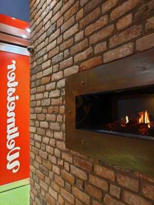 Weltmeister Currywurst & Pommes