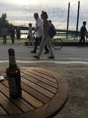 Kit Kunst-im-tunnel Café