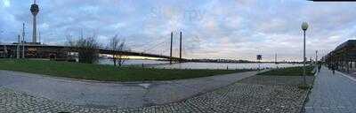 Kit Kunst-im-tunnel Café