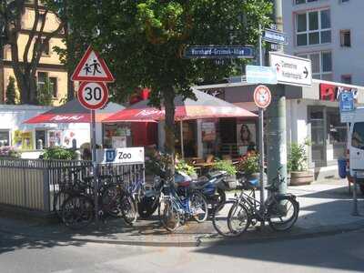 Pizza Hut Frankfurt, Zoo