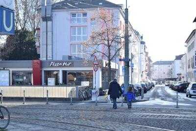 Pizza Hut Frankfurt, Zoo