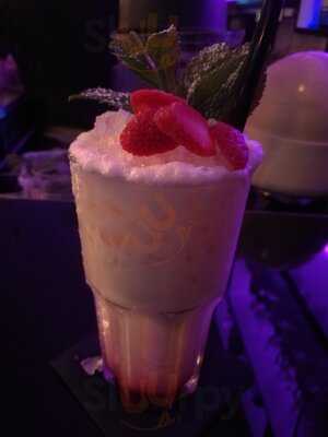 Helium | Contemporary CafÉ & Bar Concept