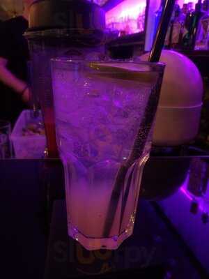 Helium | Contemporary CafÉ & Bar Concept