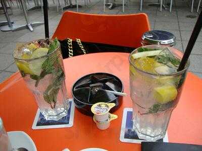 Helium | Contemporary CafÉ & Bar Concept