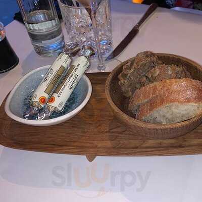 Apples Restaurant & Bar