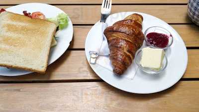 Pauline Café & Bistro