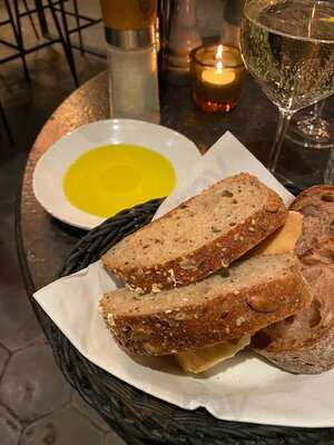 Neumann's Bistro & Weinbar