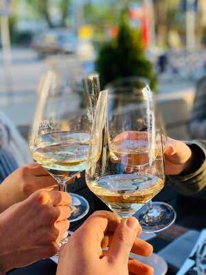 Henny's Restaurant & Events