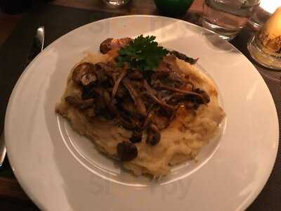 Henny's Restaurant & Events