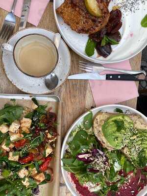 Roamers Coffee & Booze