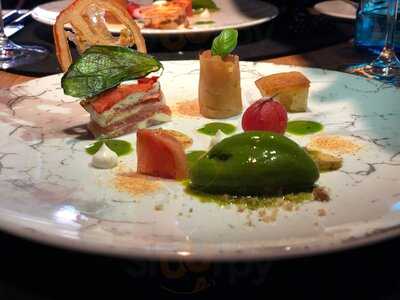 Ginn Restaurant & Bar